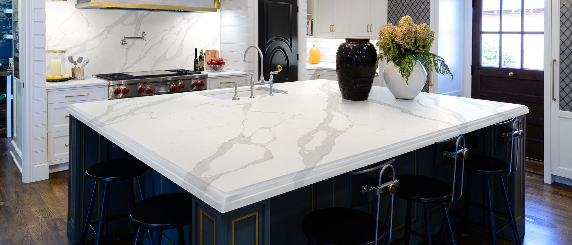 What makes Calacatta quartz kitchen stand out